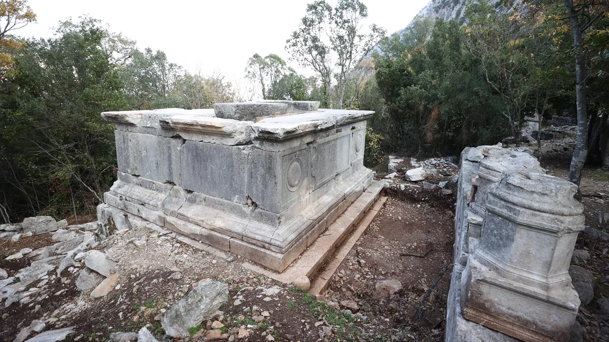 Termessos’ta İlk Kazı: Anıt Mezarlar Yeniden Ayağa Kalkıyor Termessos’ta İlk Kazı: Anıt Mezarlar Yeniden Ayağa Kalkıyor