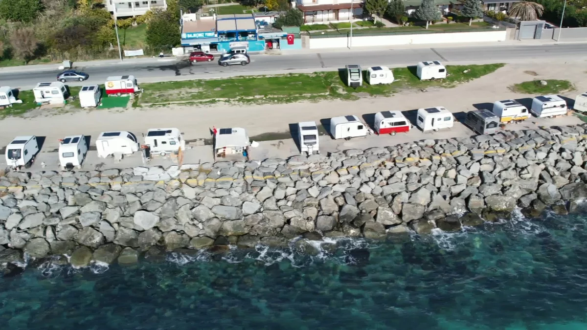 İstanbul’daki Sahil Şeridi Karavanlarla Dolduruldu İstanbul’daki Sahil Şeridi Karavanlarla Dolduruldu