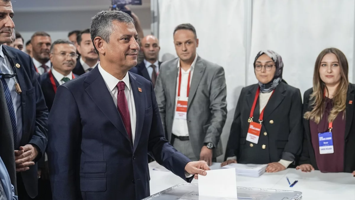 Özgür Özel, CHP Genel Başkanlığı için ilk oyu kullandı Özgür Özel, CHP Genel Başkanlığı için ilk oyu kullandı