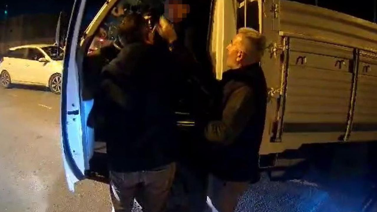 Motosiklet sürücüsüne saldıran kamyonet şoförü aranıyor Motosiklet sürücüsüne saldıran kamyonet şoförü aranıyor