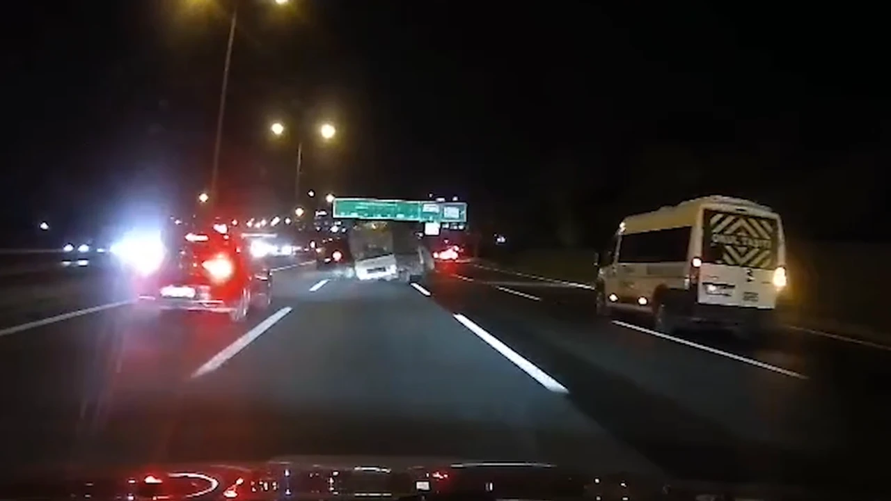 Beykoz’da makas atarak ilerleyen sürücü kaza yaptı Beykoz’da makas atarak ilerleyen sürücü kaza yaptı