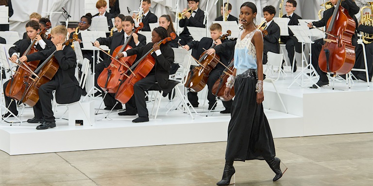 Moda Defilelerinde Müzik Atmosferi Nasıl Şekillendiriliyor? Moda Defilelerinde Müzik Atmosferi Nasıl Şekillendiriliyor?