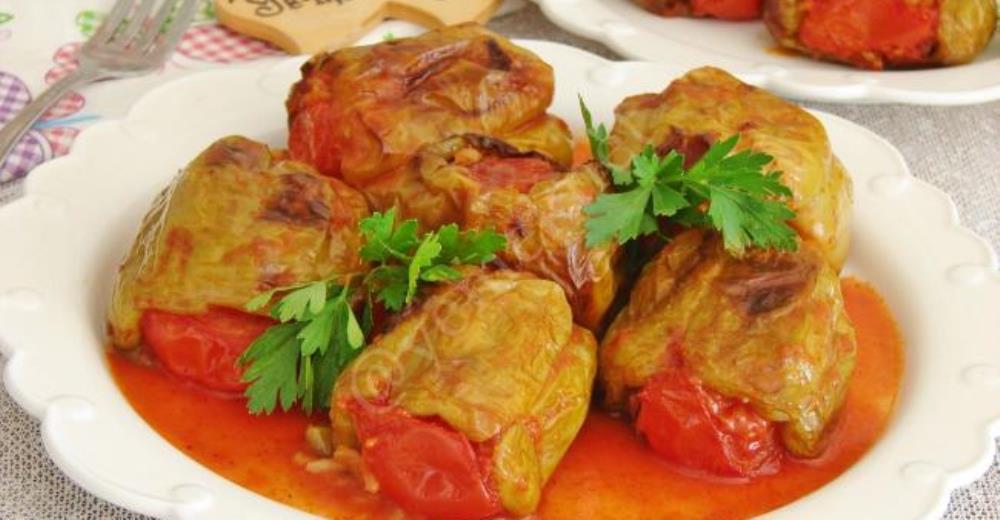 Fırında Biber Dolması Tarifi ve Püf Noktaları Fırında Biber Dolması Tarifi ve Püf Noktaları