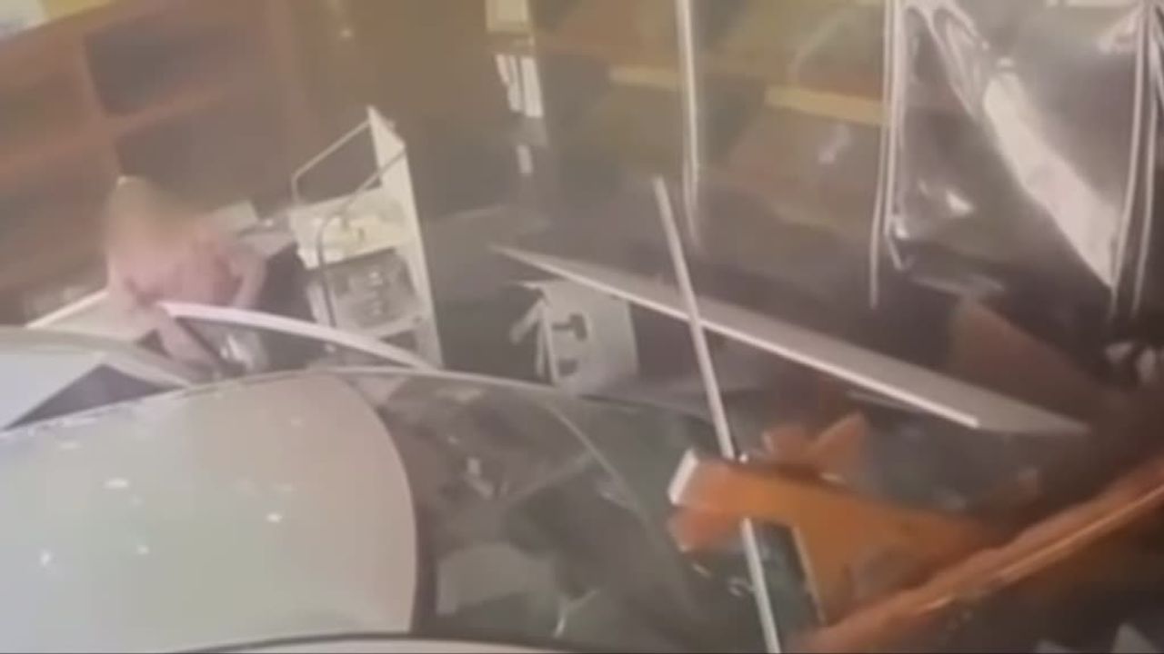 Kontrolden Çıkan Otomobil Fırına Daldı: 4 Yaralı Kontrolden Çıkan Otomobil Fırına Daldı: 4 Yaralı