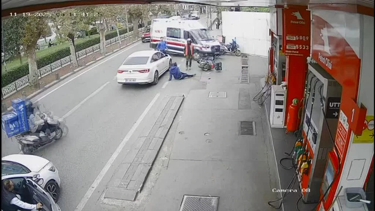 Üsküdar’da ambulansa yol veren motosikletliye otomobil… Üsküdar’da ambulansa yol veren motosikletliye otomobil…