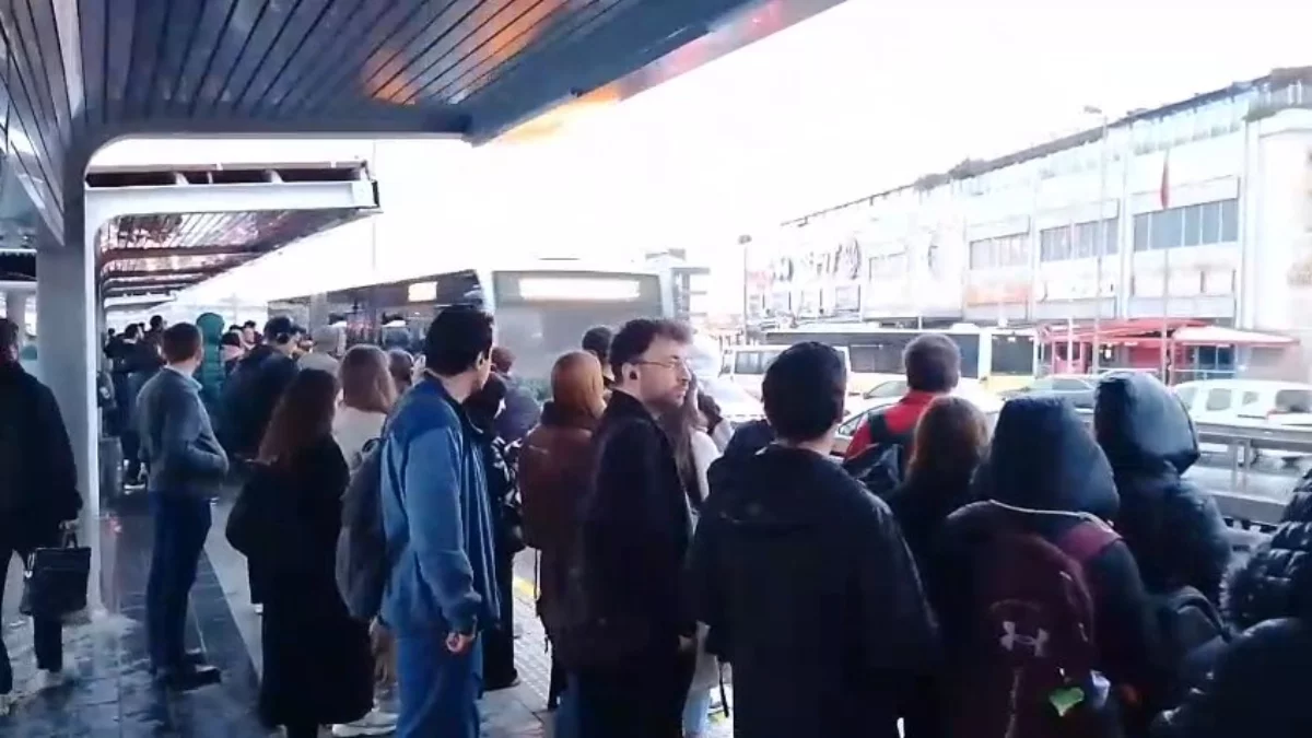 İstanbul’da Metrobüs Arızası Nedeniyle Yoğunluk Oluştu İstanbul’da Metrobüs Arızası Nedeniyle Yoğunluk Oluştu