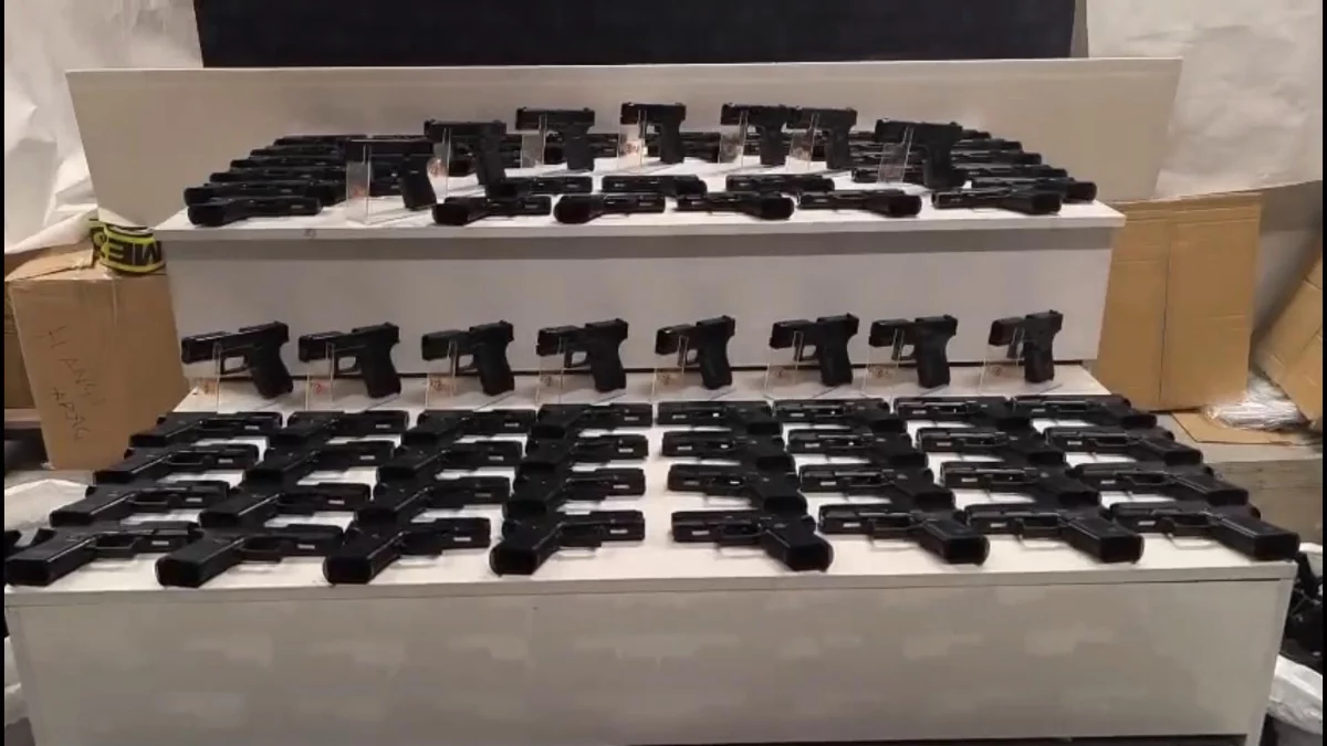 Eskişehir’de çekici üzerindeki araçta 480 tabanca bulundu Eskişehir’de çekici üzerindeki araçta 480 tabanca bulundu