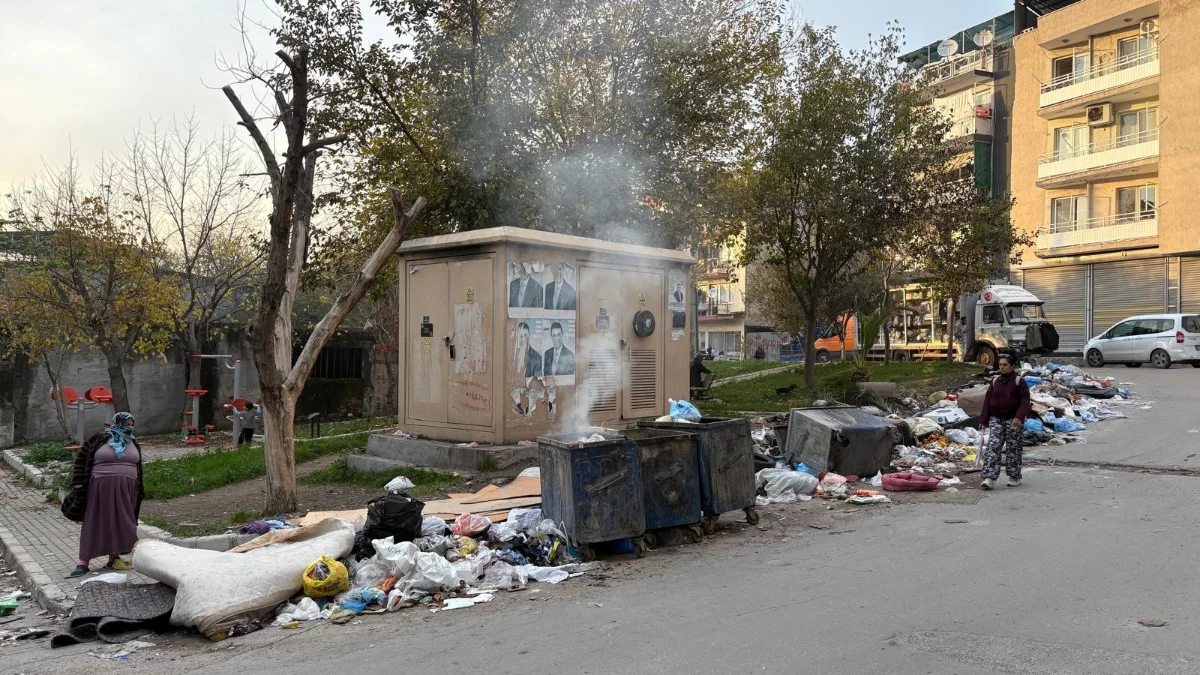 İzmir Buca’da Çöp Sorunu Devam Ediyor İzmir Buca’da Çöp Sorunu Devam Ediyor